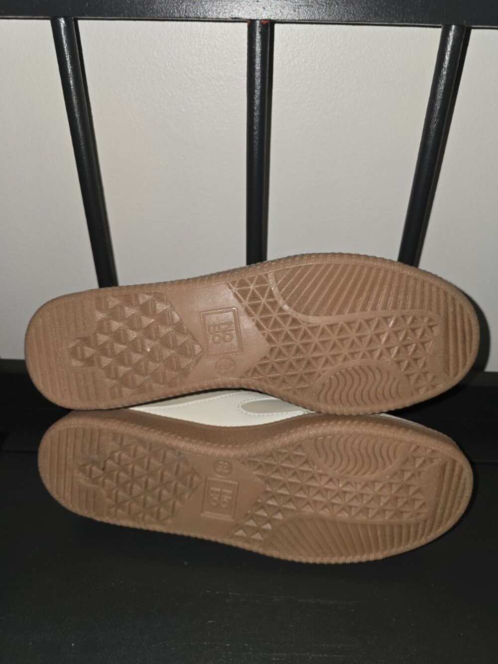 No Boundaries Beige Low-Top Sneakers With Gum Sole Size 8.5 - Picture 7 of 7
